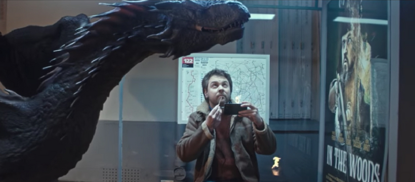 dragon-mikado homme qui mange à un arrêt de bus avec un dragon