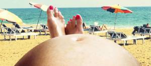 ventre de femme en enceinte à la plage