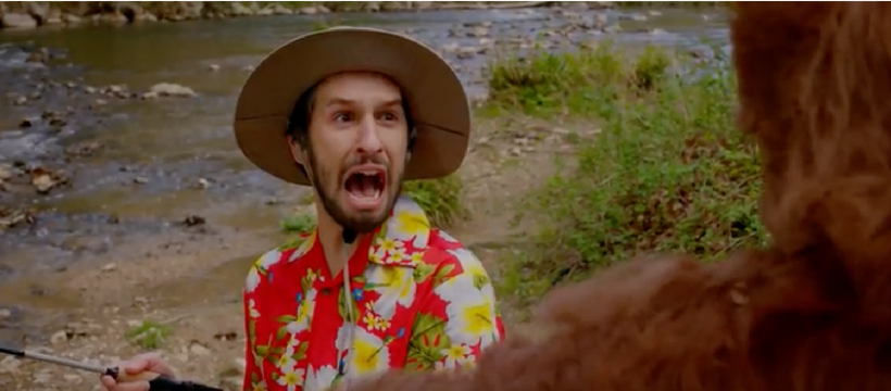 homme qui crie dans la nature