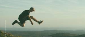 homme en train de sauter