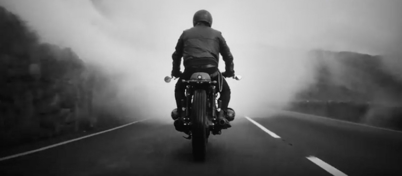 homme à moto de dos