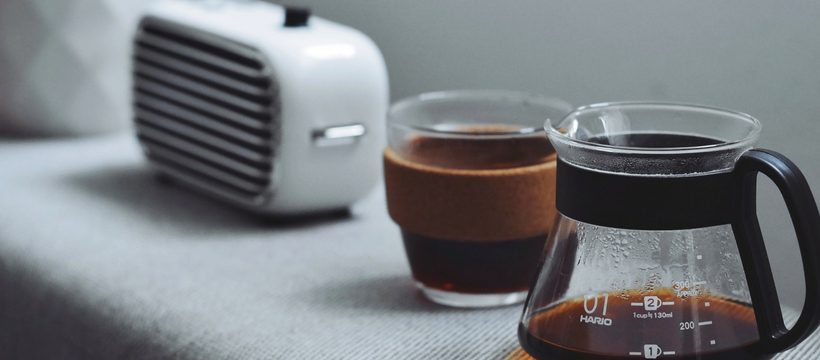 radio radio et tasse de café