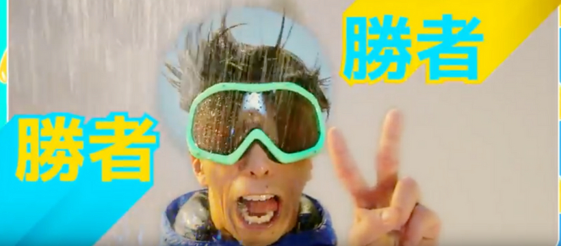 sushi-shop homme avec un masque de ski