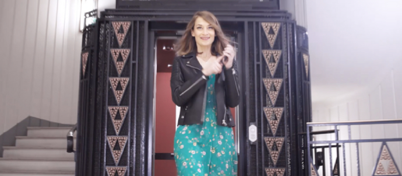 videdressing femme qui sort d'un ascenseur
