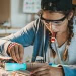 Une femme en train de bricoler