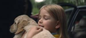 une petite fille et son chien