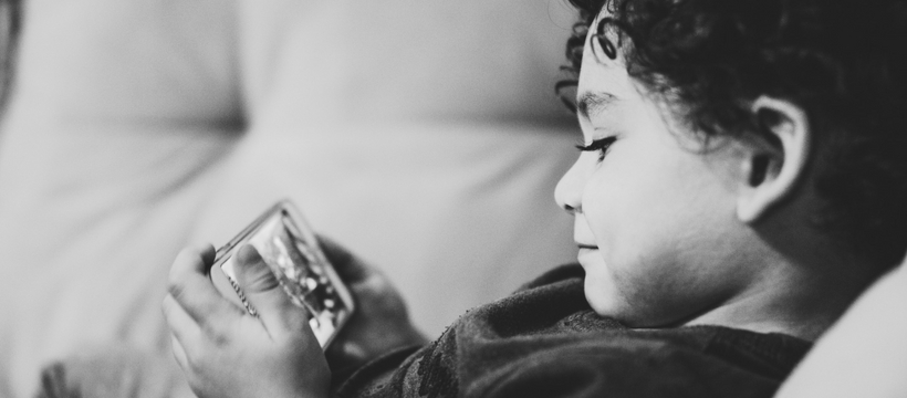 enfant avec un smartphone