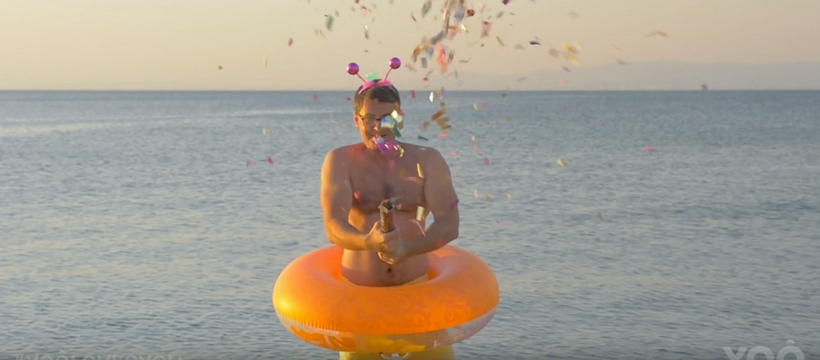 homme avec une bouée et des confettis