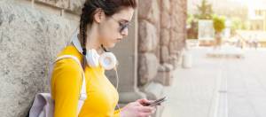 adolescente avec un smartphone