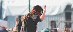 femme dans un festival de musique
