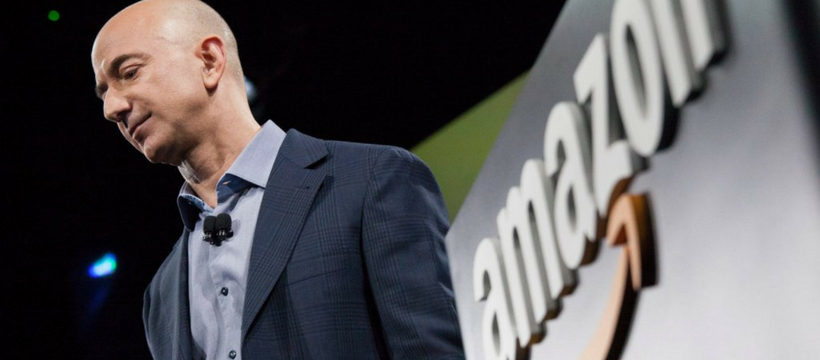 Amazon Jeff Bezos devant le logo d'Amazon
