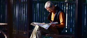 un vieil homme qui lit