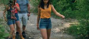une femme brune qui se balade dans la fôret