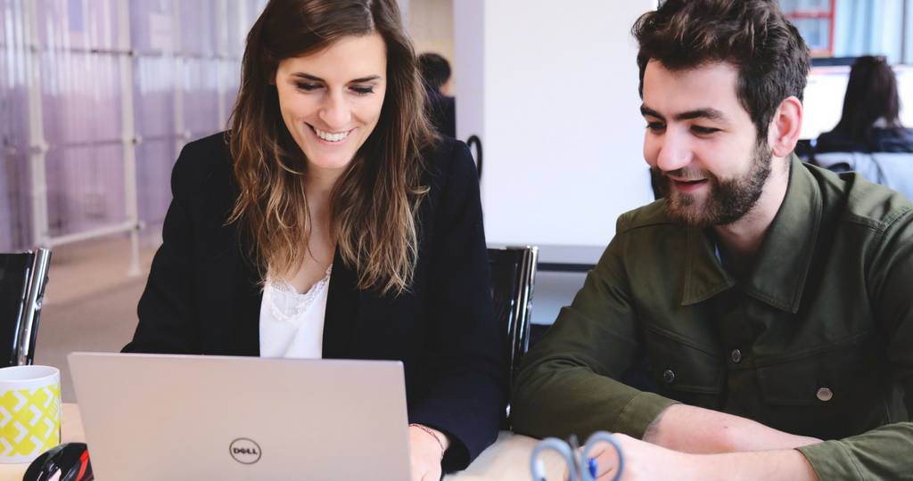 Une femme et un homme au bureau