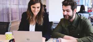 Une femme et un homme au bureau