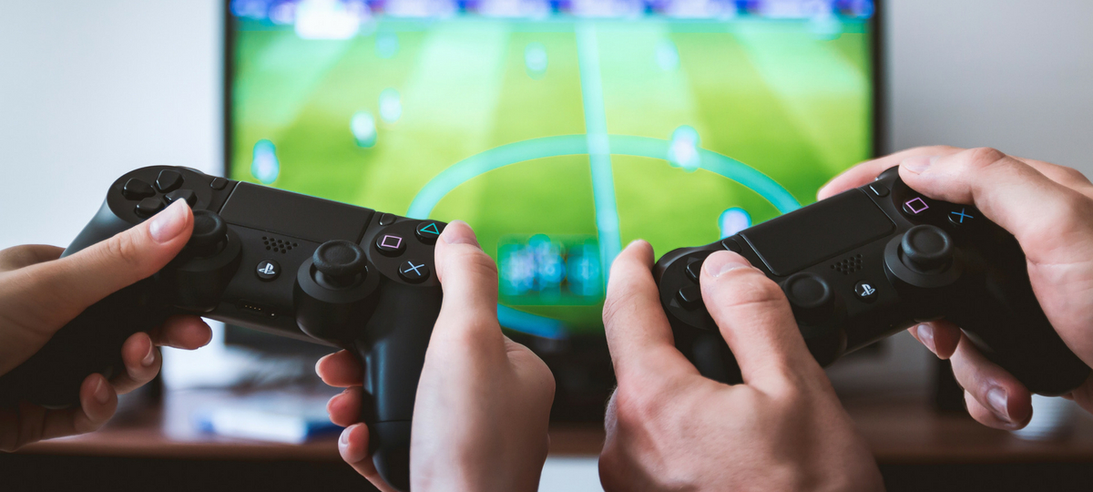 Esport : Millenium lance une gamme d'accessoires Deux manettes de console devant un jeu vidéo de football