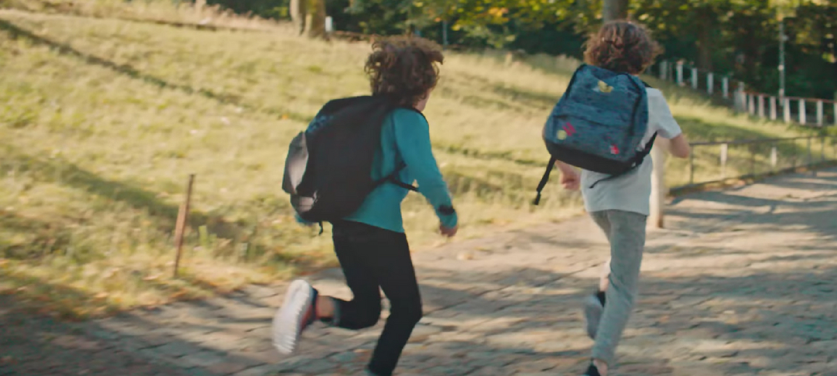 La Halle rembourse la licence sportive des enfants Deux enfants de dos qui courent dans un parc