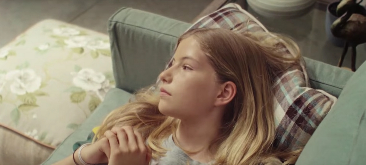 Dove lance une nouvelle campagne Une jeune adolescente blonde sur un canapé