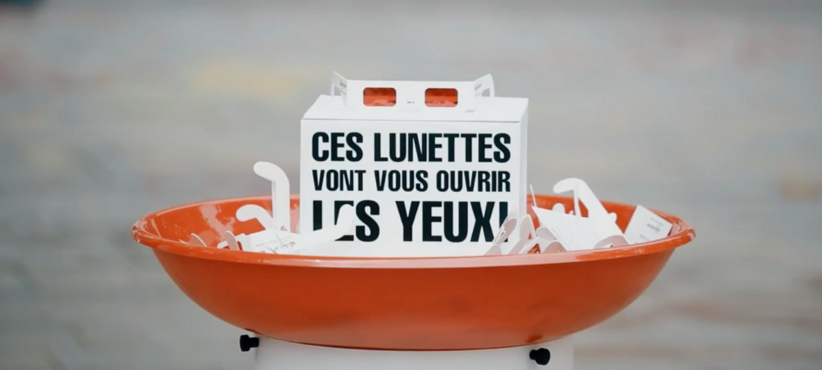 Aide et Action et La Secte lancent une campagne illisible pour sensibiliser à l'analphabétisme lunettes rouges pour lire