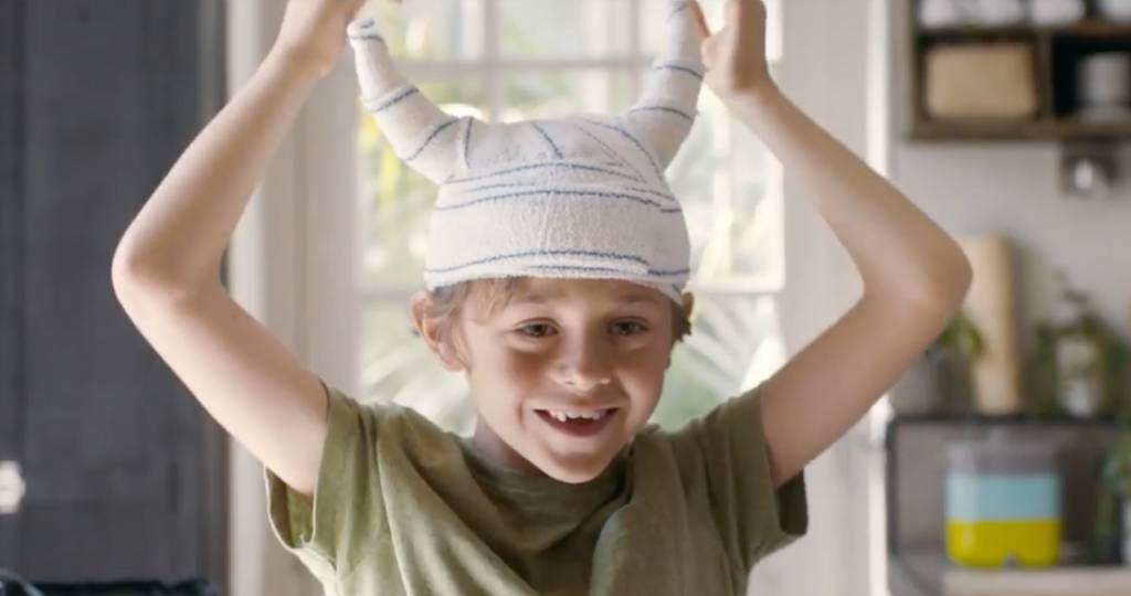 enfant avec un casque de diable sur la tête