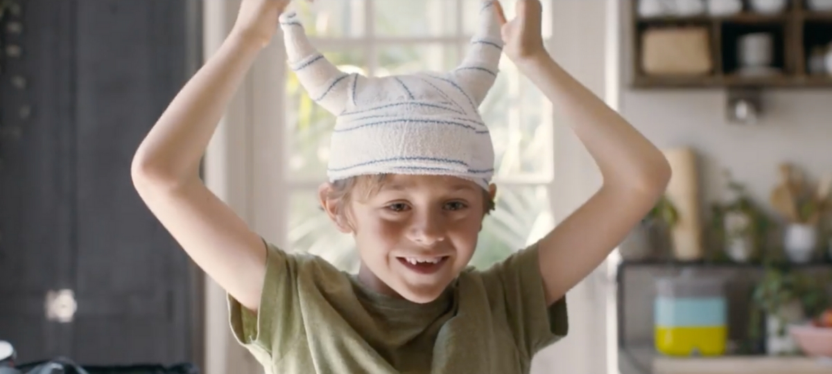DDB et Volkswagen repartent en campagne enfant avec un casque de diable sur la tête