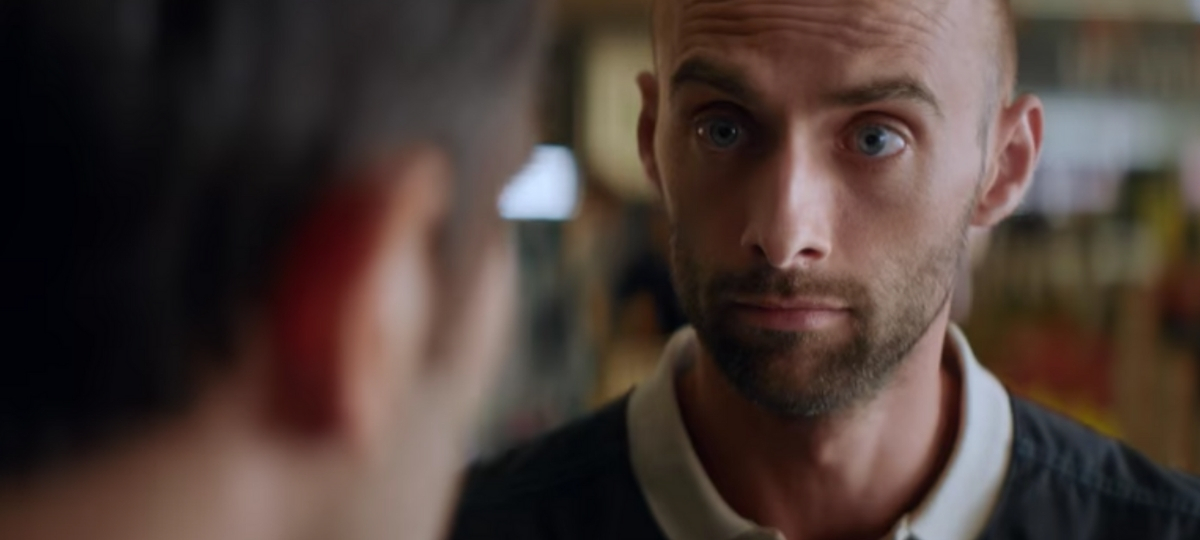 Les Magasins U lancent l’application « Y’A Quoi Dedans » visage d'un homme surpris