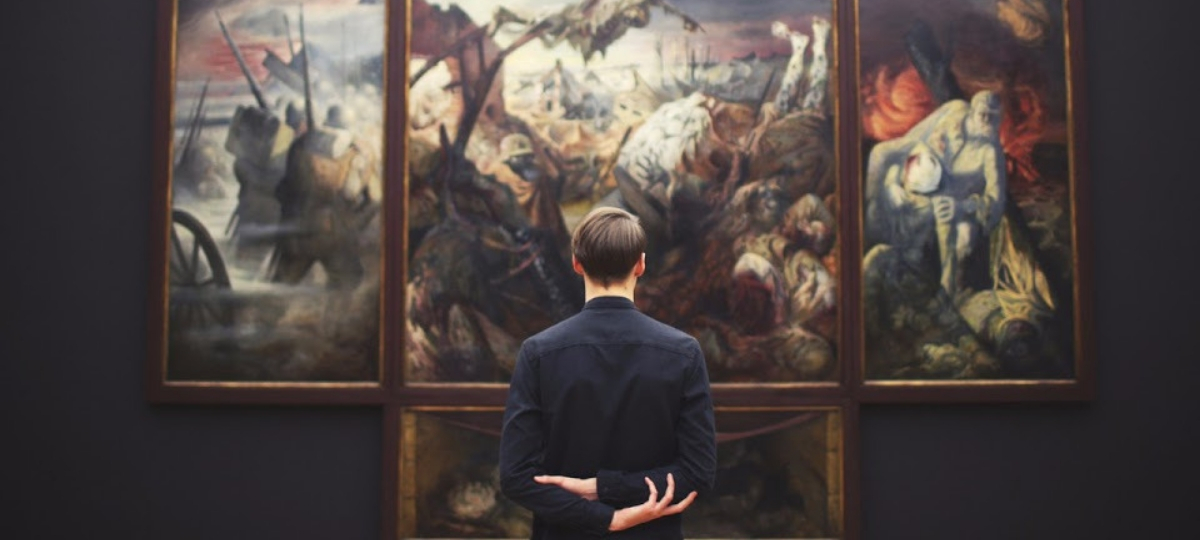 Les Ateliers du Regard Homme devant un tableau
