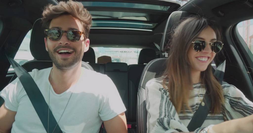 Un homme et une femme dans une voiture avec des lunettes de soleil