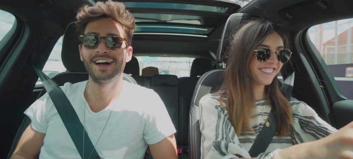 Volvo Car lance sa websérie Un homme et une femme dans une voiture avec des lunettes de soleil
