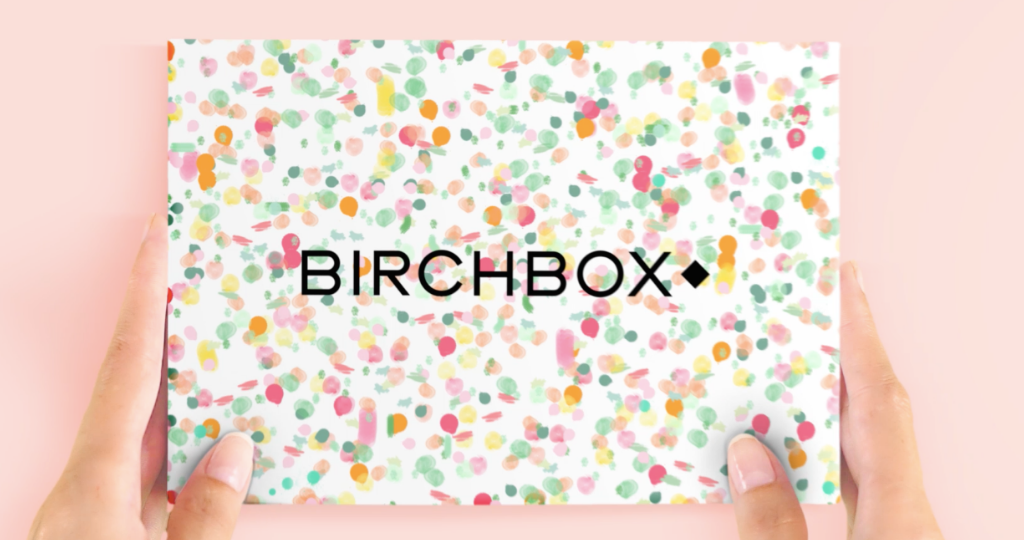 uune boite avec le logo Birchbox dessus.
