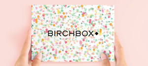 uune boite avec le logo Birchbox dessus.