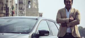 Un homme devant une voiture Chauffeur Privé