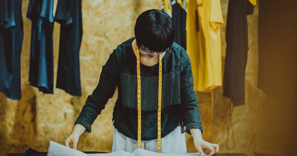 Couturière dans son atelier
