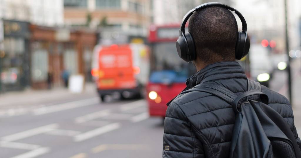 Un homme avec un casque de musique dans la rue