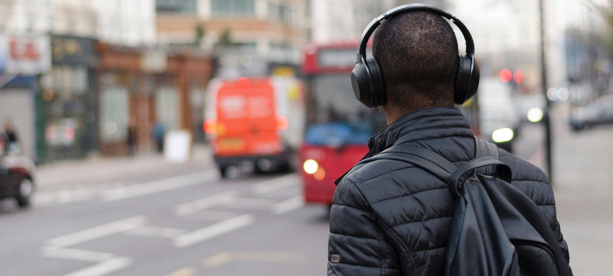 Les podcast les plus écoutés sur Deezer Un homme avec un casque de musique dans la rue