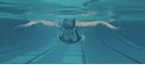 une femme à la piscine