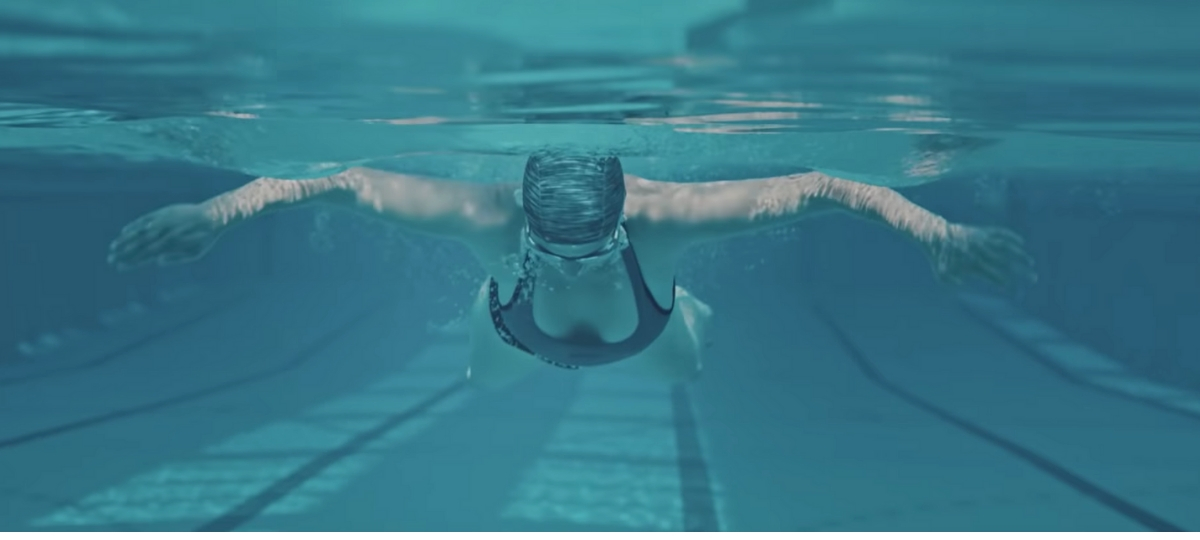 une femme à la piscine