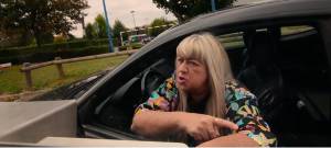 Une femme énervée dans sa voiture