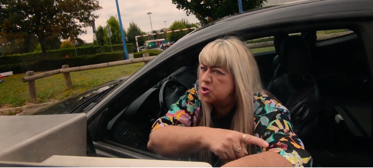 Une femme énervée dans sa voiture