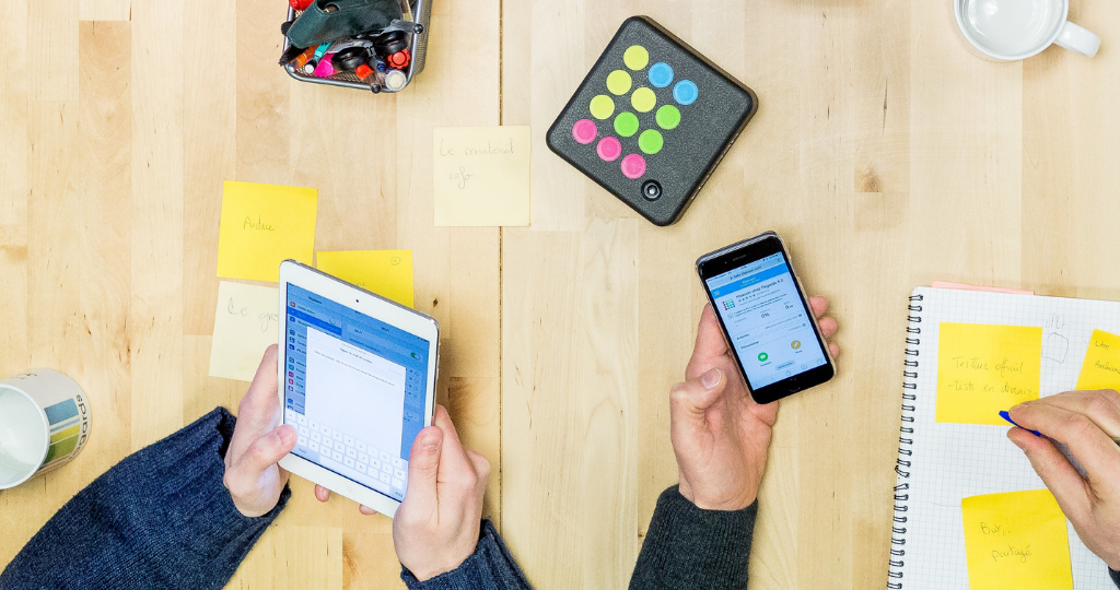 un portable et une tablette sur un bureau.