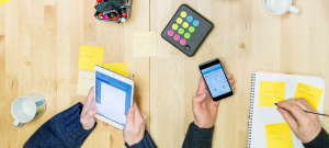un portable et une tablette sur un bureau.