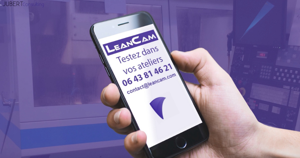 une main qui porte un telephone portable avec l'application LeanCam