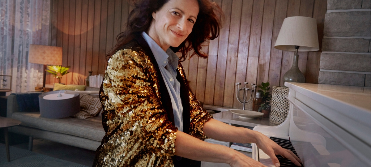 Orange présente sa maman cool Femme qui joue du piano