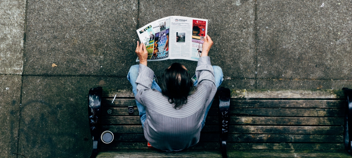Les audiences 2018 de l'ACPM homme qui lit un journal papier