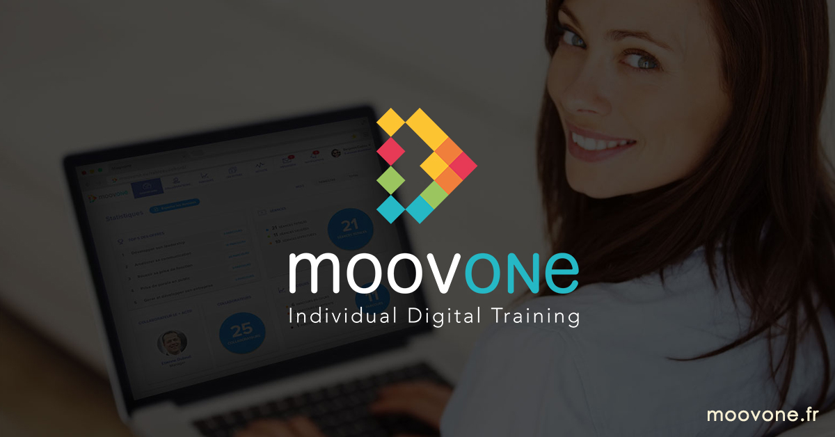MoovOne logo Une femme qui regarde la camera avec un écran d'ordinateur en arrière plan.