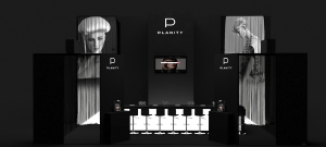 un bar plongé dans le noir avec le logo planity