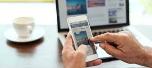 Mains avec un smartphone