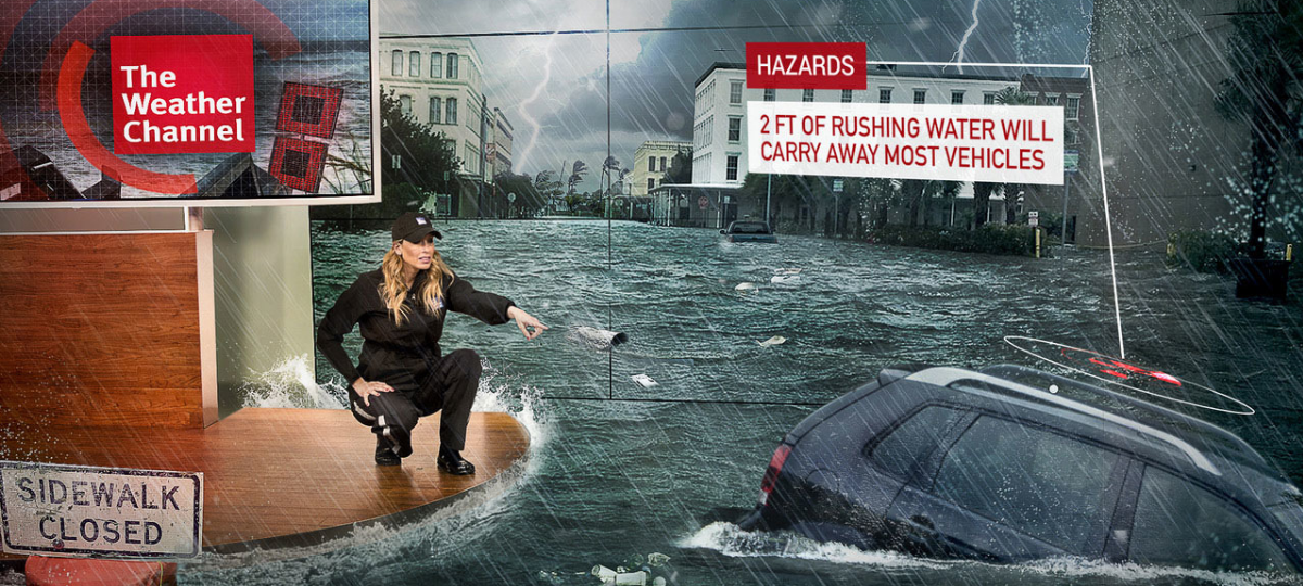 the weather channel une femme sur son bureau regarde une voiture être emporté par le courant en réalité augmentée.