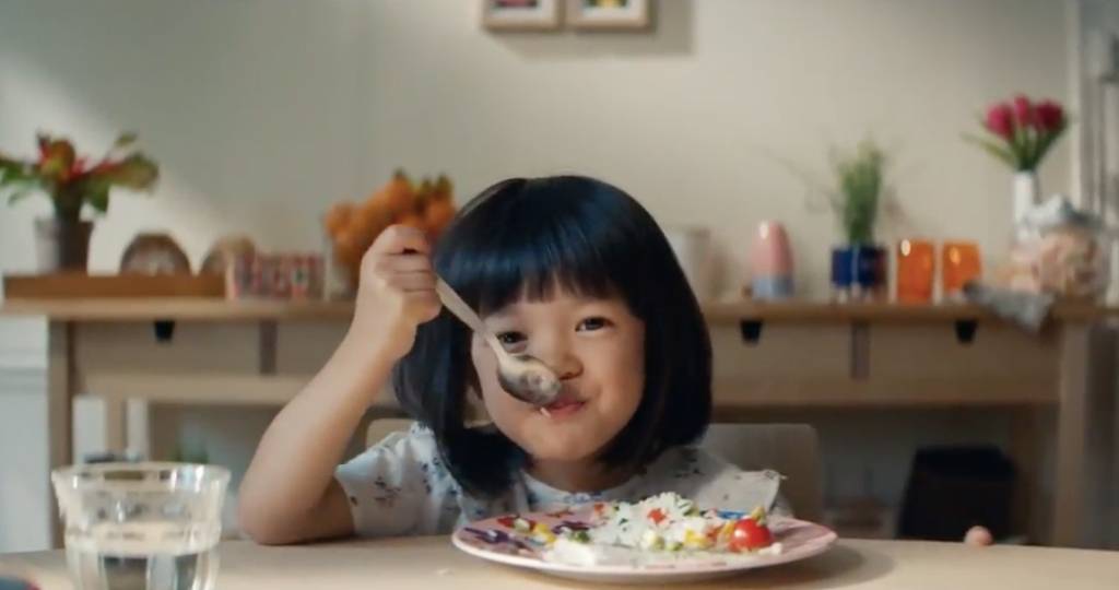 Petite fille qui mange