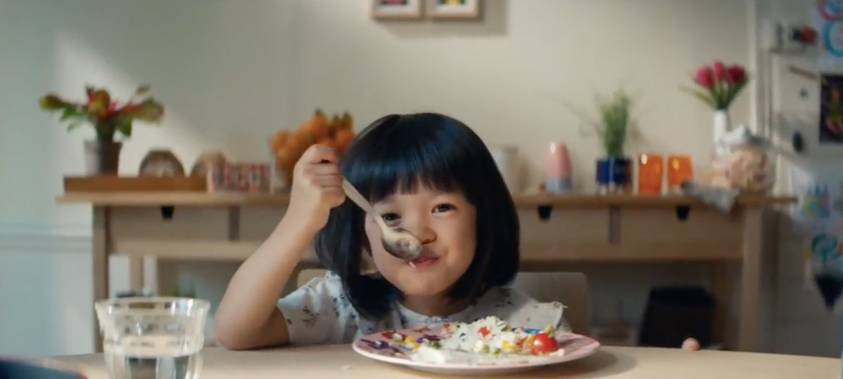 Nouvelle campagne de marque Auchan Petite fille qui mange